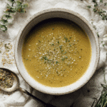 Linsensuppe im hellen, minimalistischen Stil serviert