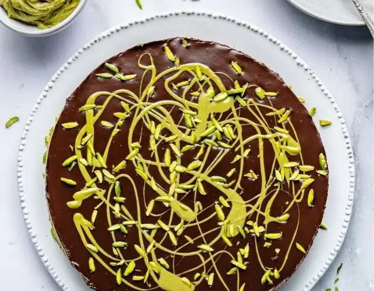 Leckerer Dubai Schokoladenkuchen mit reichhaltiger Schokoladenglasur