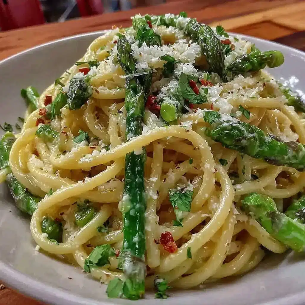 Ein Teller Spargel Pasta mit frischem Spargel und Parmesan, ein Frühlingsgericht.