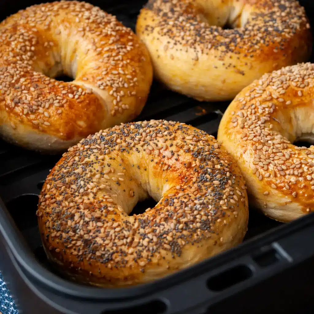 Luftgebackene Sesam-Bagels, goldbraun und knusprig aus der Heißluftfritteuse.