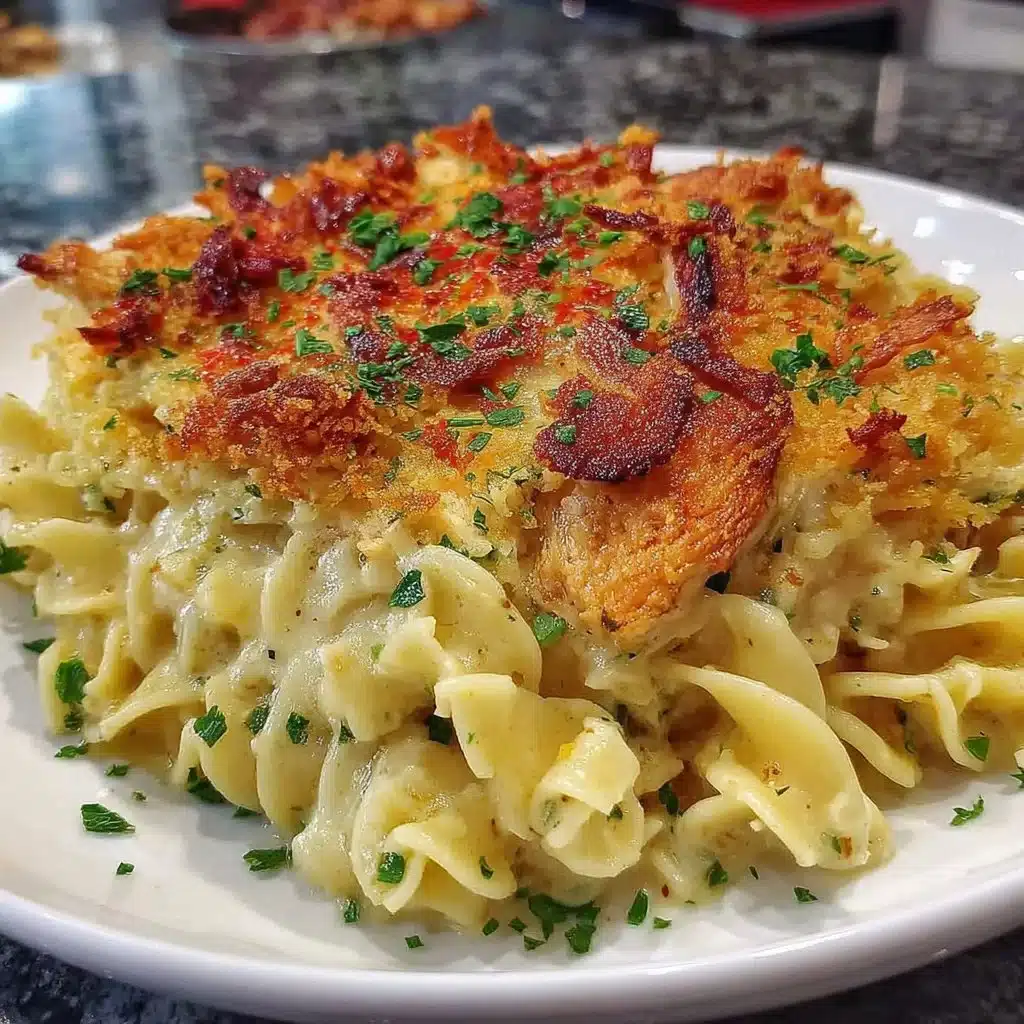 Nudel-Hühnchen-Topf-Pie-Auflauf mit frischem Gemüse und Kräutern.